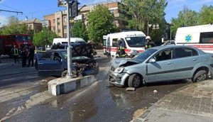 В центре Запорожья не разминулись иномарки: водителя деблокировали спасатели (ФОТО)