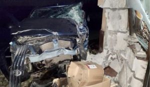 В Запорожье Renault влетел в остановку: водитель и пассажирка попали в больницу (ФОТО)