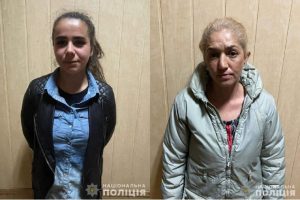 В Запорожье две женщины украли смартфон у пенсионерки в АТБ (ФОТО)