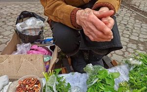 Стихийная торговля: запорожский патрульный выступил против своих коллег (ВИДЕО)