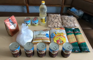 Житель Запорожья сделал обзор набора гуманитарной помощи (ВИДЕО)