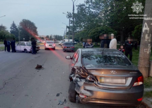 У Запоріжжі п’яний водій без посвідчення в’їхав у припарковане авто (ФОТО)