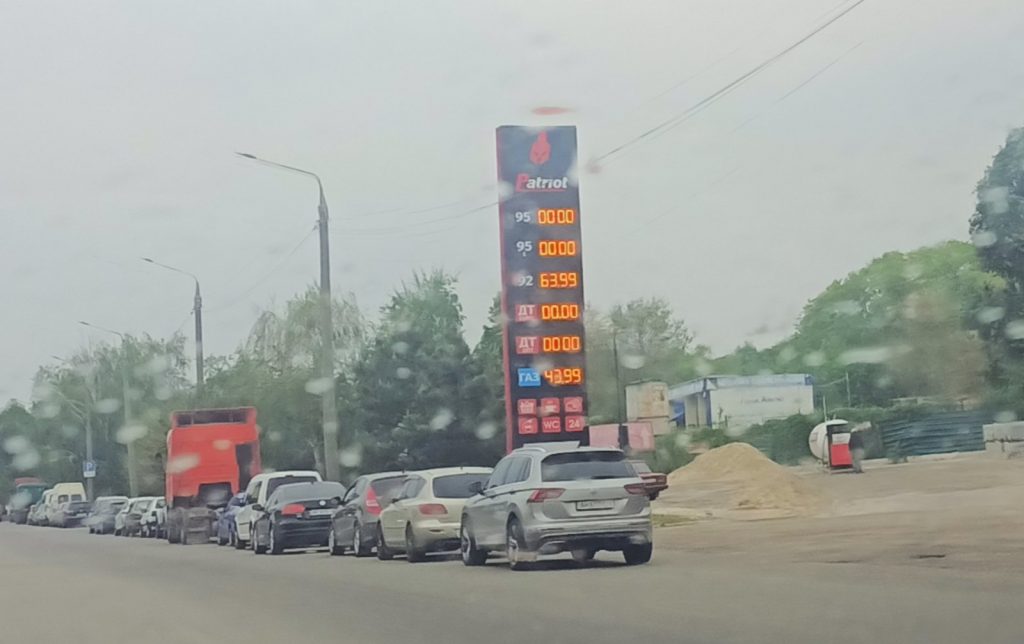 В Запорожье на нескольких АЗС на Набережной появился бензин (ФОТО, ВИДЕО)