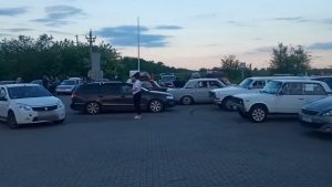Пляшка води коштує 75 грн, один пиріжок – 35 грн: перед блокпостом поблизу Василівки очікують на проїзд до Запоріжжя близько 400 машин (ВІДЕО)