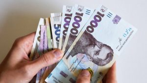 Насколько могут снизиться зарплаты в Украине: прогноз экономиста