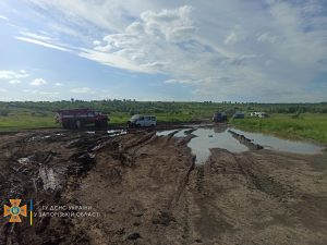 На Запоріжжі бійці ДСНС витягли 60 автівок у селі Кам’янське (ФОТО)