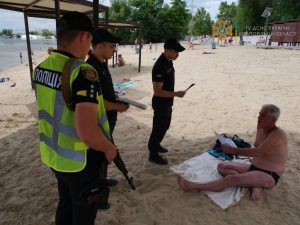 Нацполиция с ГСЧС провели рейд на пляже Запорожья (ФОТО, ВИДЕО)