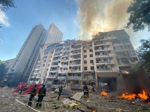В ГСЧС показали последствия ракетного обстрела оккупантов Киева (ВИДЕО)