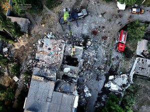 В ГСЧС опубликовали ФОТО и ВИДЕО последствий ракетного удара рф по дому в Николаеве