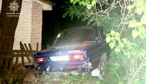 Выпил в 12 раз больше допустимого: в Запорожье пьяный водитель влетел в забор (ФОТО)