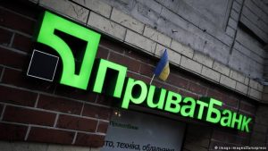 Регистрироваться не нужно: ПриватБанк сегодня начинает выплаты помощи украинцам