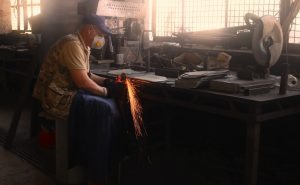 В Запорожье волонтеры создают инсталляцию – гигантский бронежилет (ФОТО)