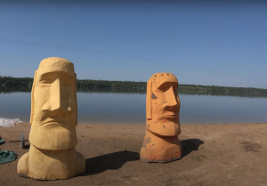 В Запорожье на пляже установили истуканов с каменными лицами (ВИДЕО)