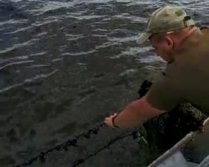 На Запоріжжі в “сірій зоні” рибпатруль та поліція провели рейд (ВІДЕО)