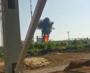 “А это беспилотник. Украинский? Да нет, конечно…”: россияне засняли подрыв НПЗ в Ростовской области (ВИДЕО)