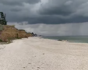 Подборка свежих фото и видео оккупированной Кирилловки: как выглядит курорт под конец июня