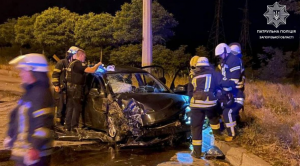 В Запорожье водитель Opel Astra наехал на временное сооружение: в ДТП есть пострадавшие (ФОТО)