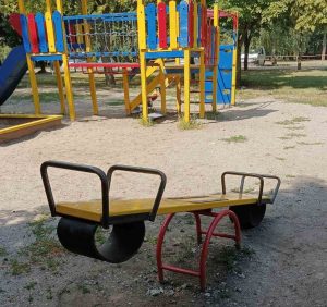 В парках Комунарського району ремонтують дитячі ігрові майданчики (ФОТО)