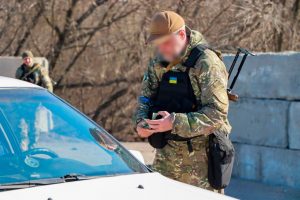 Вручение повесток на улицах и блокпостах могут запретить: появилась петиция к президенту