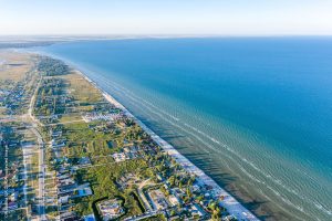 Что происходит на оккупированной Арабатской Стрелке в разгар курортного сезона