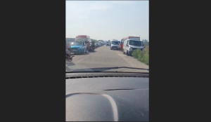 Як виглядає величезна черга на виїзд до Запоріжжя з окупованих територій (ВІДЕО)