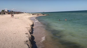 Безлюдная и пустая: как выглядит оккупированная Кирилловка в середине лета (ВИДЕО)