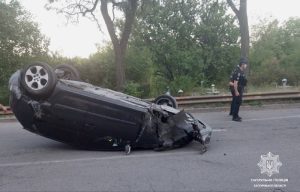 У Запоріжжі п’яний водій на Volkswagen Golf перевернувся на великій швидкості (ФОТО)