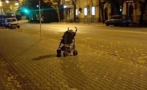 В Запорожье патрульные нашли ночью коляску с 2-летним ребенком (ФОТО)