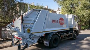 У Запоріжжі містяни набивають сміттєві контейнери будівельними відходами та землею (ФОТО)