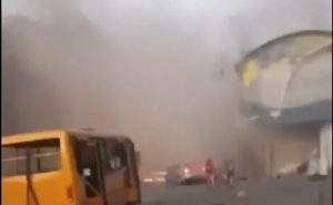 Чоловік з увімкненою камерою опинився в епіцентрі “прильотів” у Дніпрі (ВІДЕО)