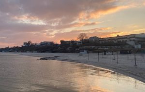 В Кирилловке море очистилось от медуз, но наслаждаться им некому (ВИДЕО)