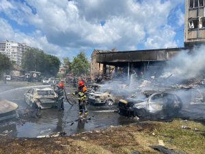 Всё в дыму, горят авто: опубликовано видео центра Винницы после ракетного обстрела (ОБНОВЛЕНО)