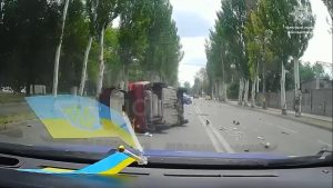 Момент ДТП з перекиданням авто потрапив на відео у Запоріжжі: є травмовані