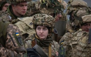 С 1 октября в Украине женщин ждет мобилизация: кто не сможет выехать за границу