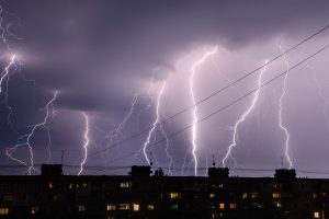 У Запоріжжі сфотографували купу блискавок над багатоповерхівкою (ФОТО)