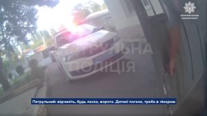 У Запоріжжі патрульні допомогли врятувати немовля з окупованої території (ВІДЕО)