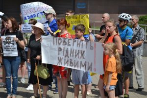 У Запоріжжі відбулась мовчазна акція на підтримку героїв Азовсталі (ФОТОРЕПОРТАЖ)
