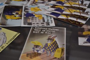 У Запоріжжі відкрилася виставка популярної художниці з сюжетами про Котю й Заю (ФОТО)
