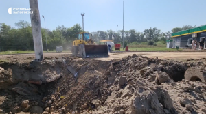 Російські окупанти вдарили ракетою біля заправки в Запоріжжі: як вона виглядає зараз (ФОТО, ВІДЕО)