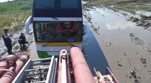 На “Дорозі життя” рятувальники під обстрілами буксували авто (ВІДЕО)