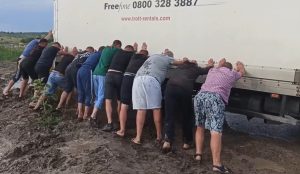 На Запоріжжі рятувальники 12 годин витягували авто, що застрягли: з’явилося ВІДЕО