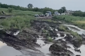 Евакуаційна “дорога життя” на Запоріжжя перетворилася на пастку для авто після зливи (ВІДЕО)