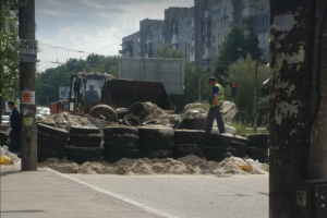 У спальному районі Запоріжжя розбирають оборонні споруди (ФОТО)