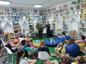 У Запоріжжі актори, військові, журналісти й музиканти читали дітям казки (ФОТО)