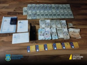 Слідчі виявили зброю та велику кількість грошей у посадовців Запоріжжя (ФОТО)