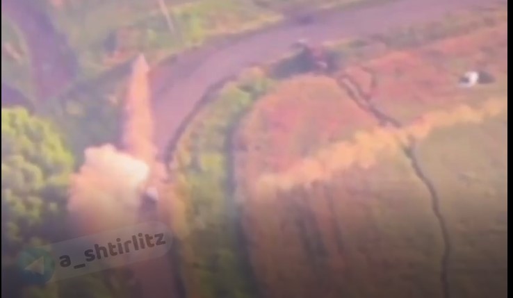 Опубліковано відео ефектного знищення авто з російськими офіцерами «розумним» снарядом