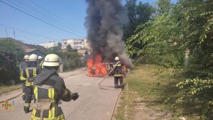 У Запоріжжі в пожежі вщент згорів легковик (ФОТО)