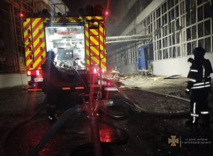 Внаслідок обстрілів виникла пожежа у ремонтному цеху одного із підприємств Запоріжжя (ФОТО)