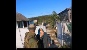 Пропонували арбузи, оладки й хліб: як зустрічали військових ЗСУ жителі деокупованих сіл (ВІДЕО)