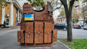 У центрі Запоріжжя встановили гігантський бронежилет (ФОТО)